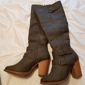 NWT Green heel boots